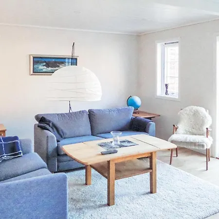 Дом отдыха Nice In With 3 Bedrooms, Sauna And Internet Sveio