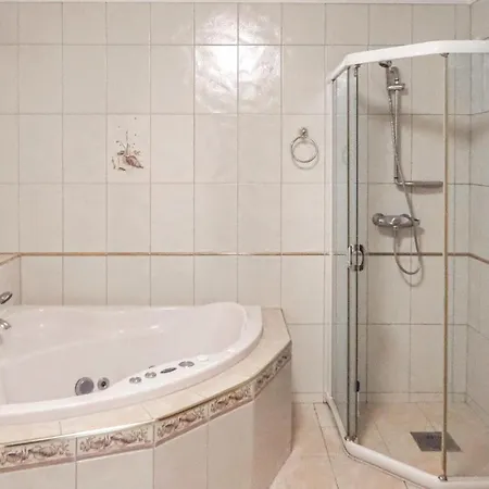 Nice In With 3 Bedrooms, Sauna And Internet
